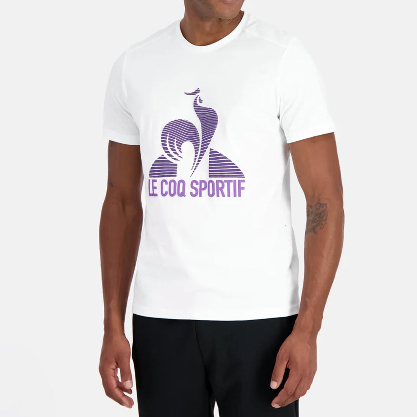 LE COQ SPORTIF TENNIS FANWEAR Tee SS 24 N°1 M n.o.w/p.velvet/chive blossom 2410522 CAMISA T-SHIRT